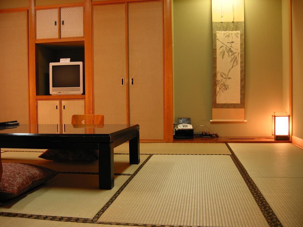Tomiya 8/12