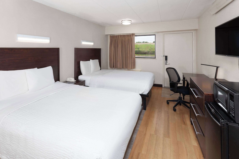 Travelodge by Wyndham Peoria 34/52
