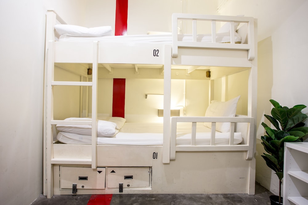 HQ HOSTEL SILOM 47/49