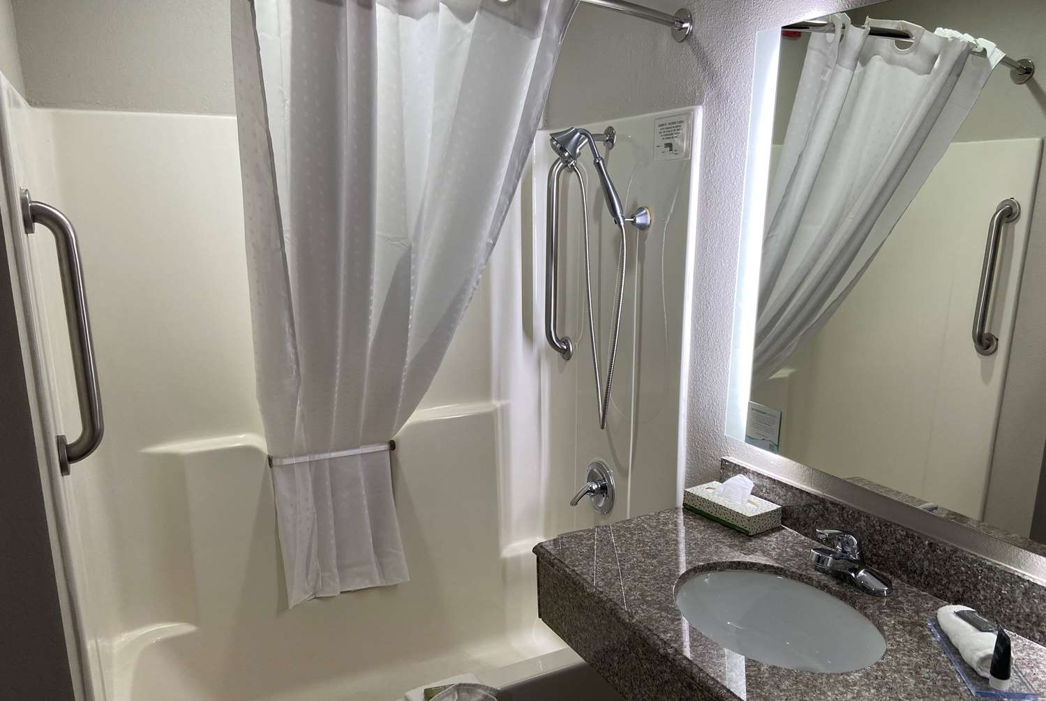 Days Inn & Suites by Wyndham Tahlequah 13/13