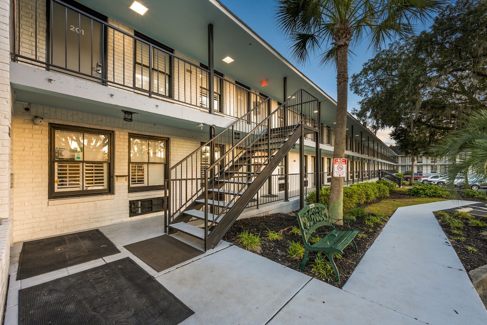 Charleston Creekside Inn 2/30