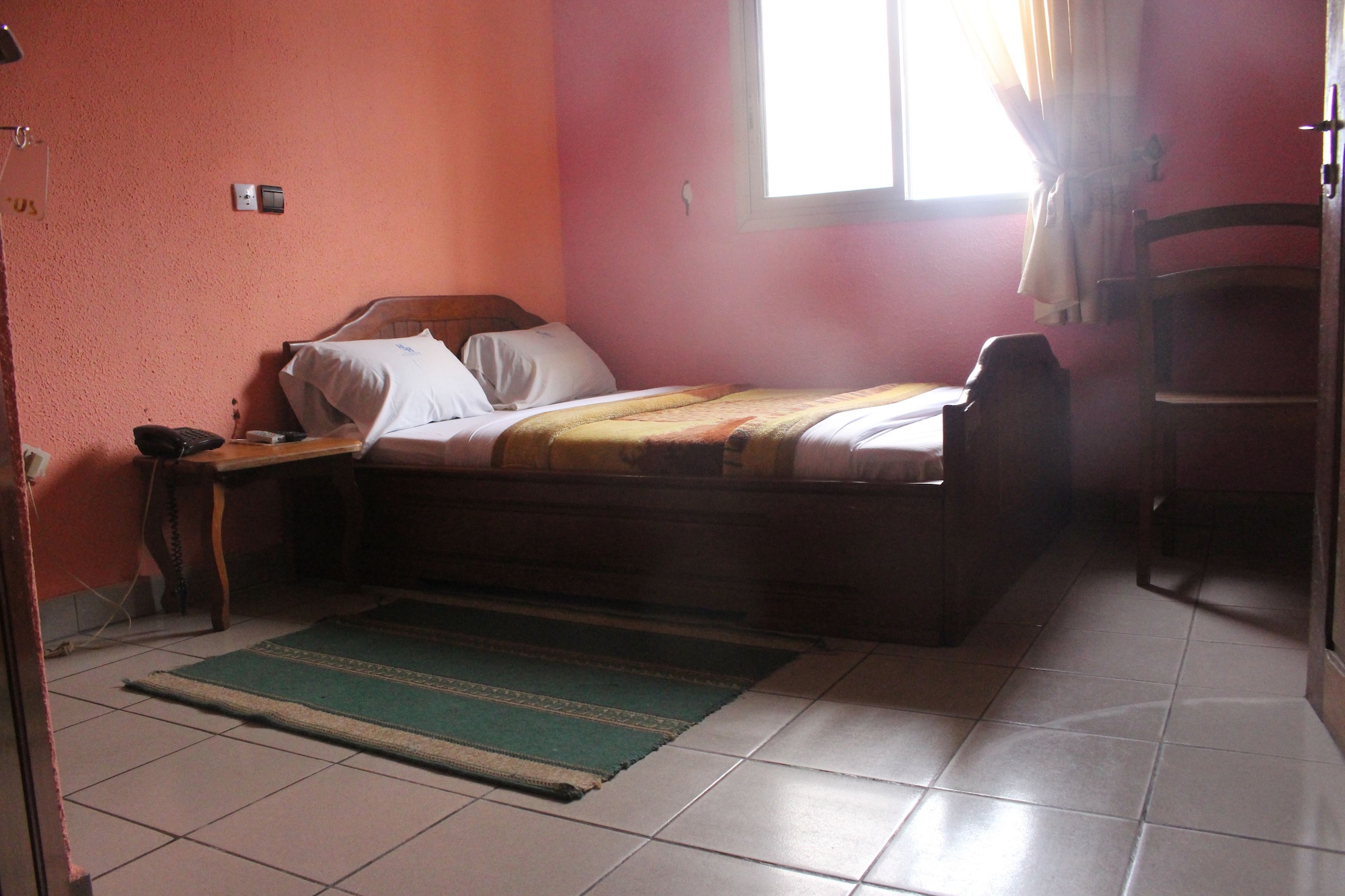 ROOM, SINGLE