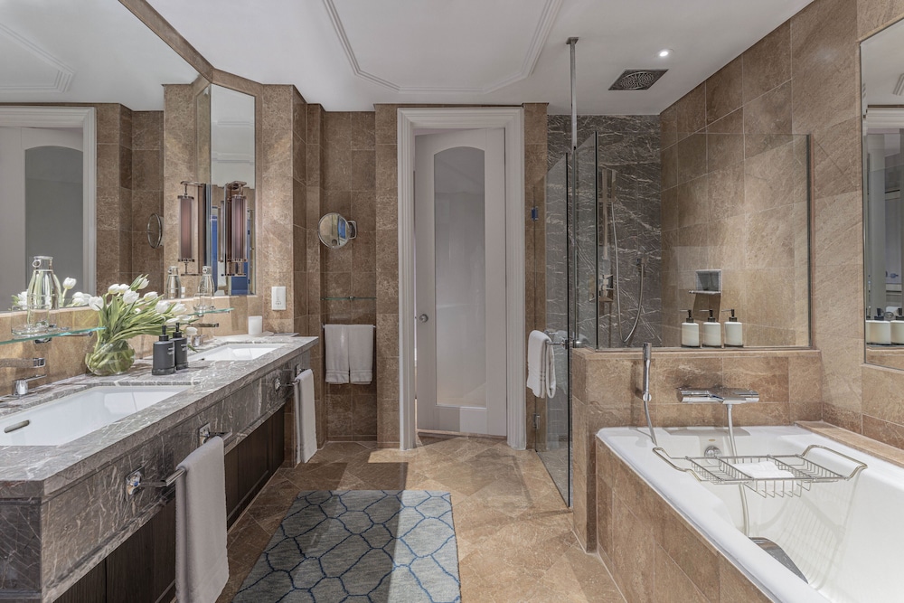 PREMIER, SUITE, KING BED
