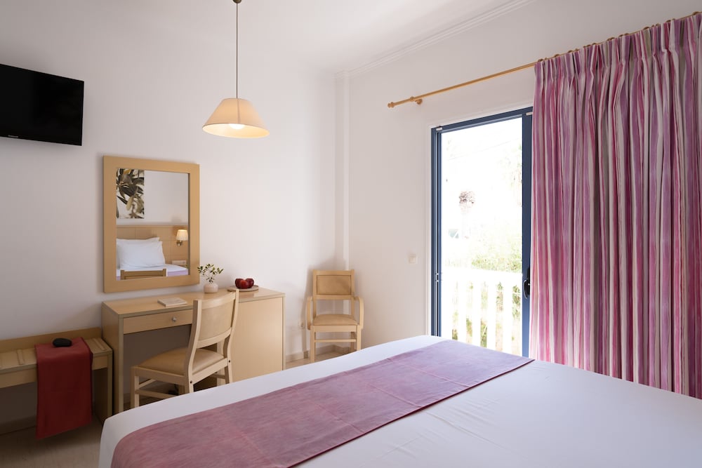 Sunshine Hotel 5/50