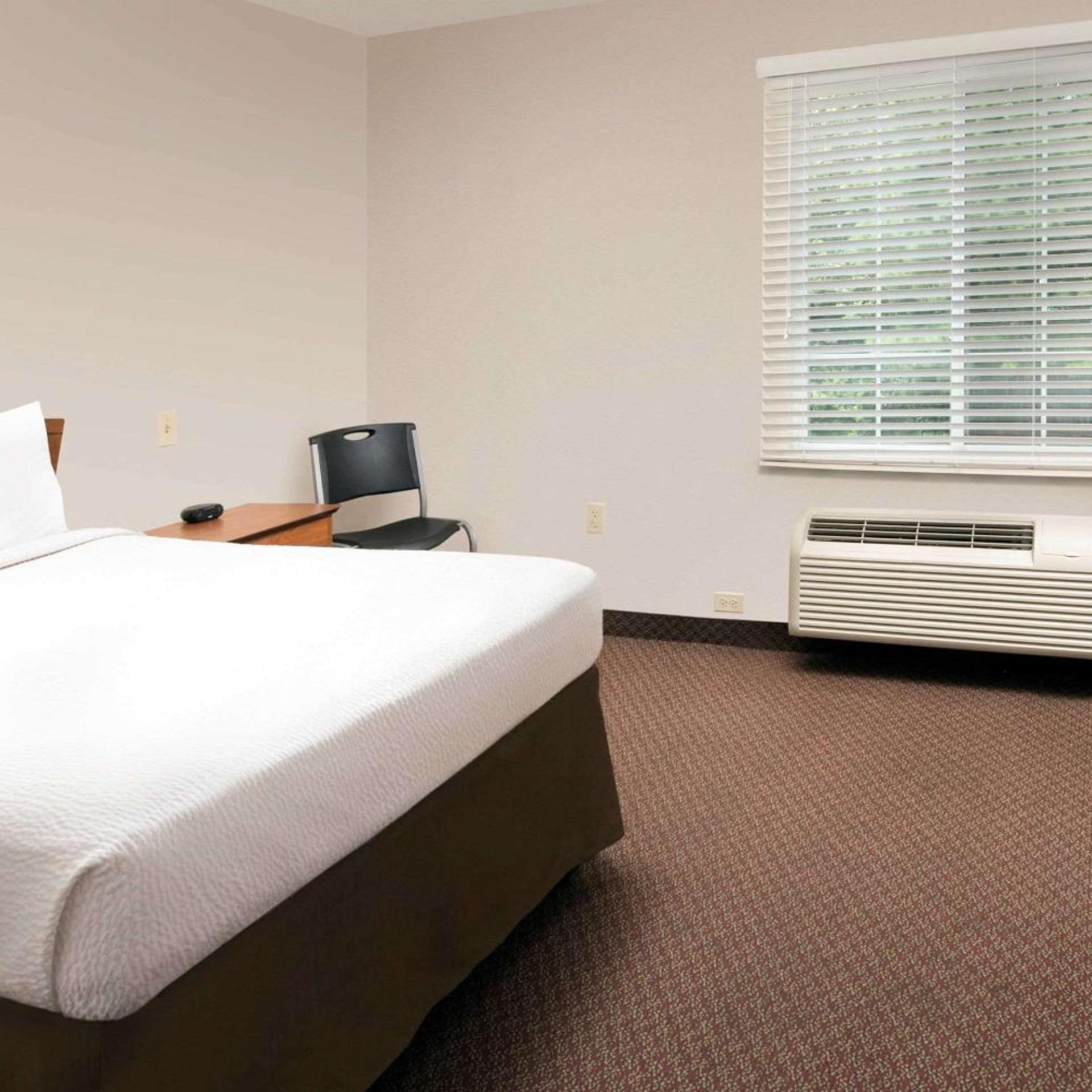 Suite, Queen Bed, Accessible