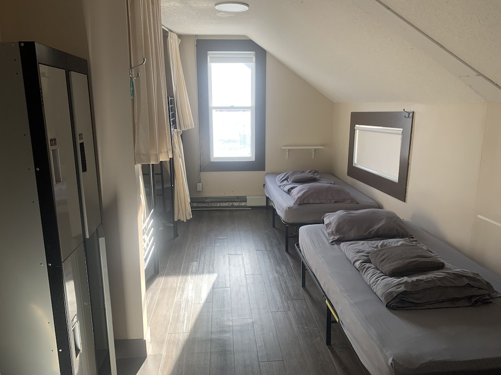Mixed Dorm, 6 Beds, 2 Bunk Beds, 3 Beds