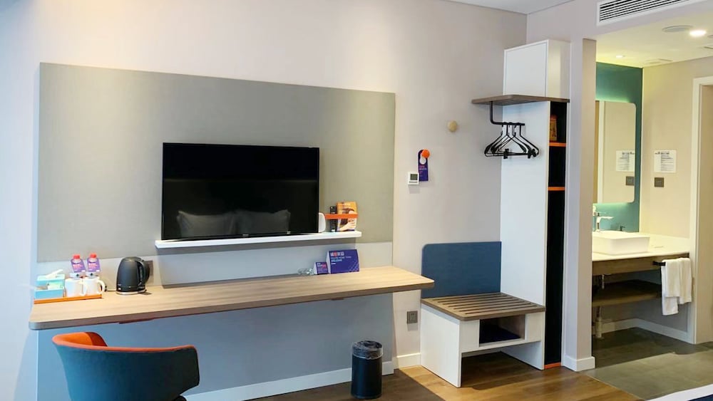 Holiday Inn Express Linyi West 65/82