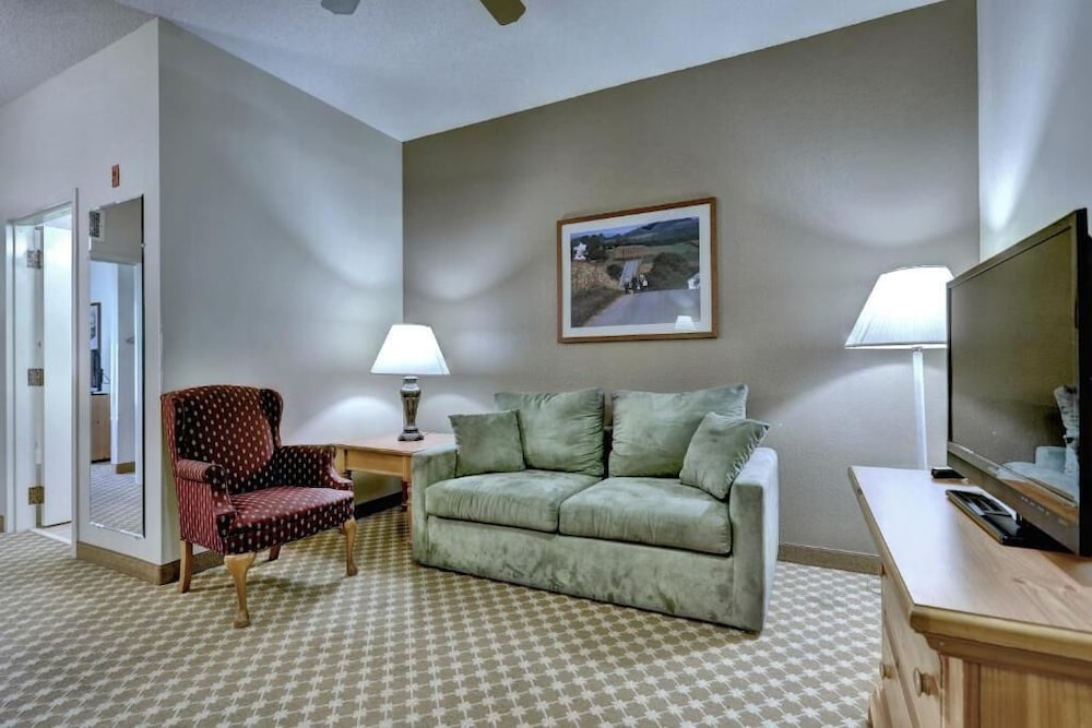 Lancaster Inn and Suites 34/64