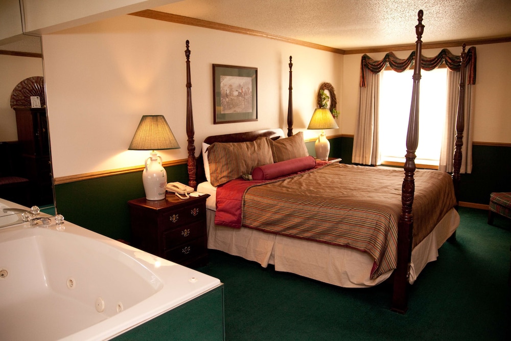 Theme, Standard, King Bed, Jetted Tub, Best Western Dodgeville Inn & Suites 3/4