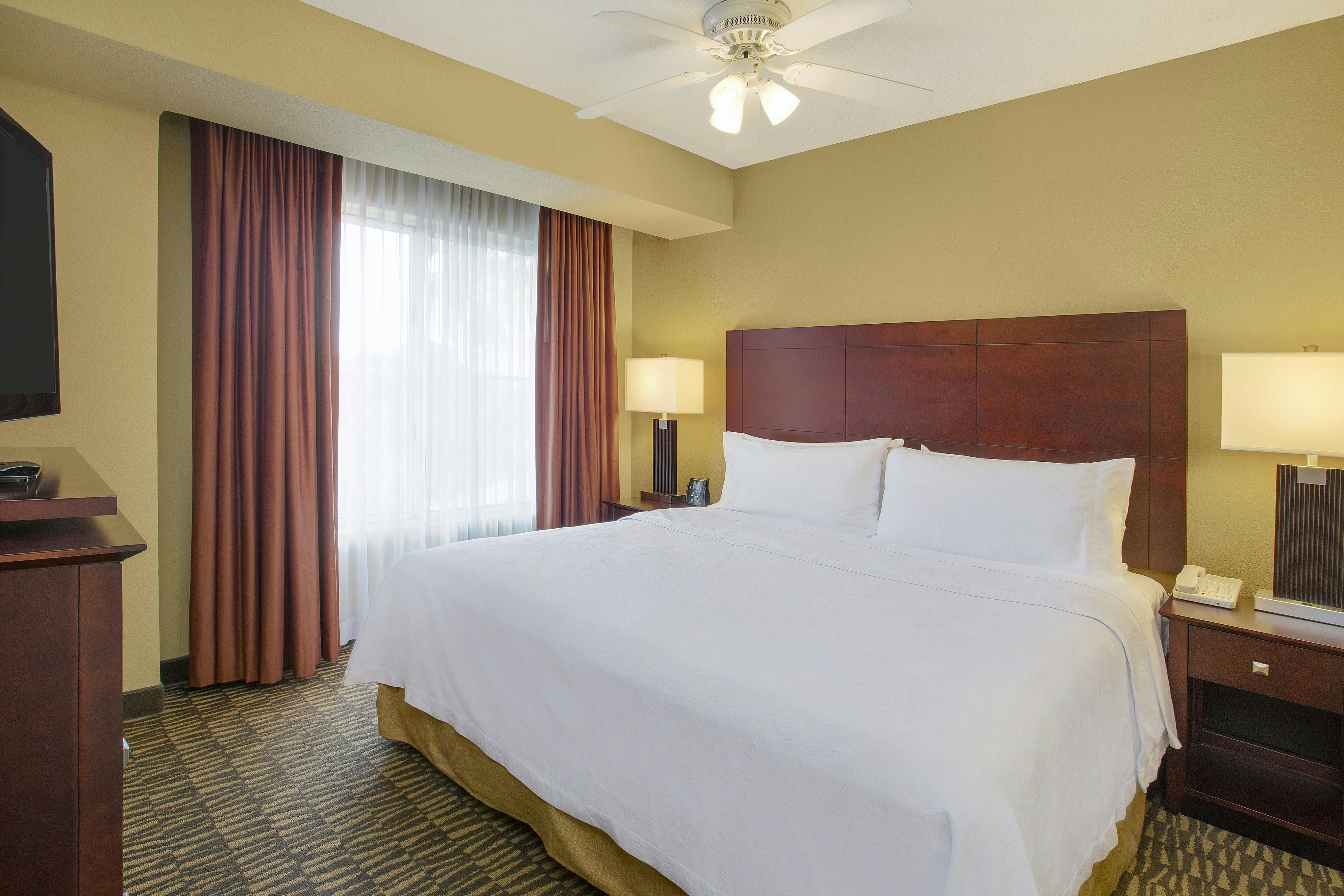 SUITE, KING BED, ACCESSIBLE