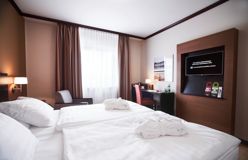 Trans World Hotel Donauwelle 12/50
