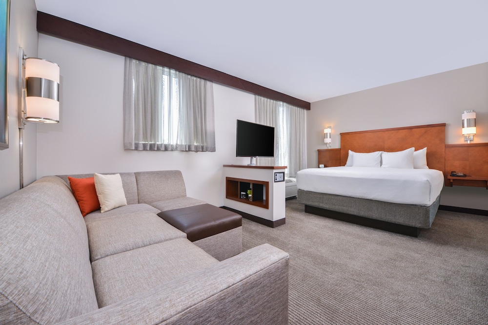 Hyatt Place Chesapeake/Greenbrier 13/63