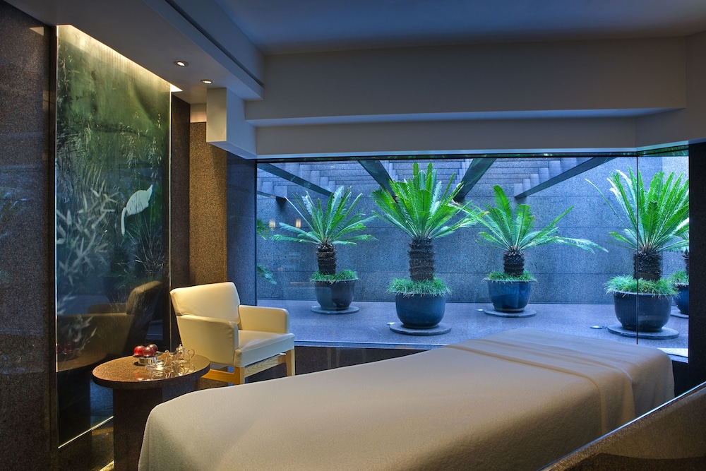 GRAND HYATT HONG KONG 30/69