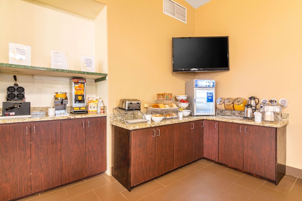 Comfort Inn and Suites Mojave CA 33/46
