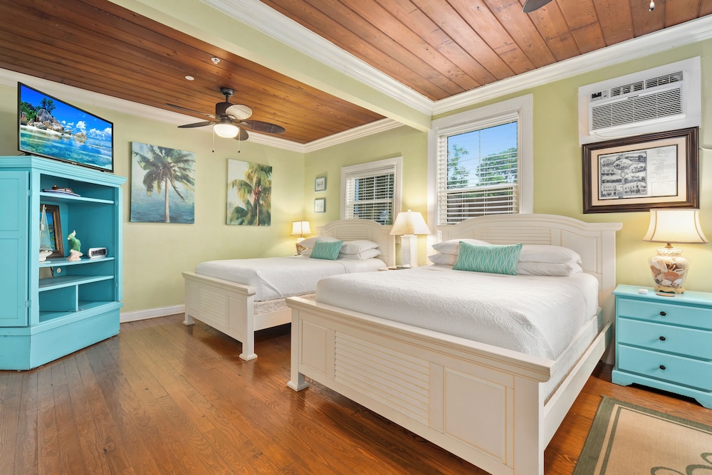 Key West, Suite, 2 Queen Beds, Sofa, Kitchen, Ground Floor