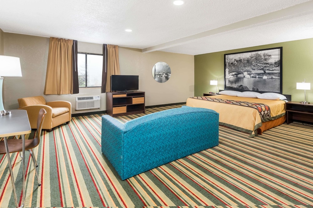 Super 8 By Wyndham Bloomington 14/17