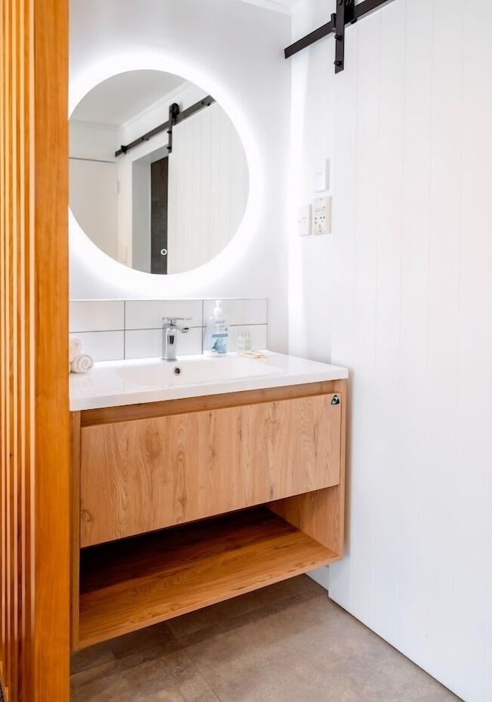 MERIVALE COURT MOTEL 30/30