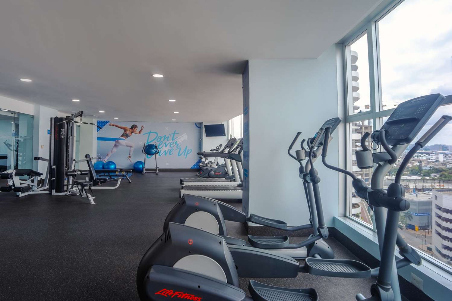 Wyndham Guayaquil Puerto Santa Ana 40/63