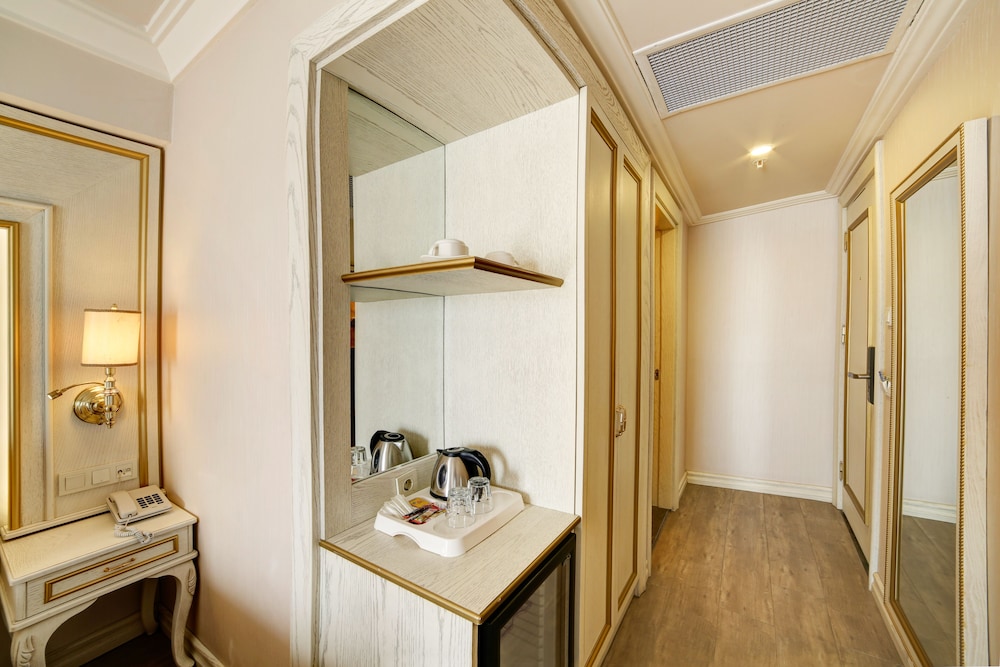 Halifaks Hotel 48/50