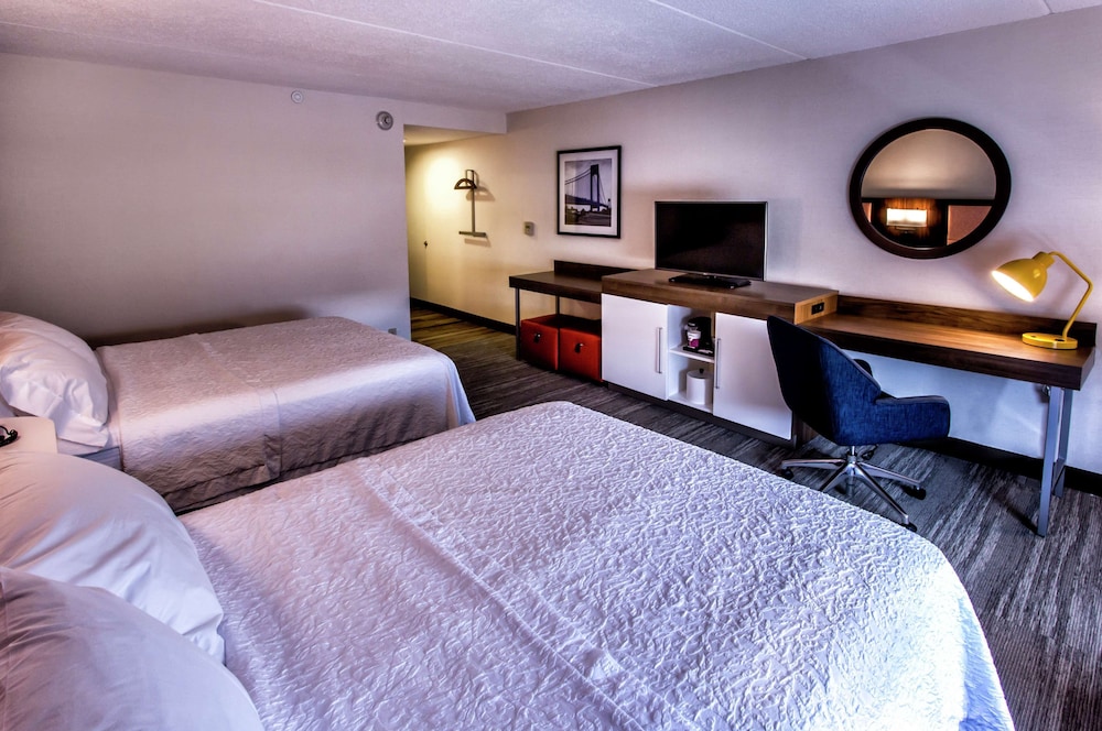 Hampton Inn And Suites Staten Island 18/41