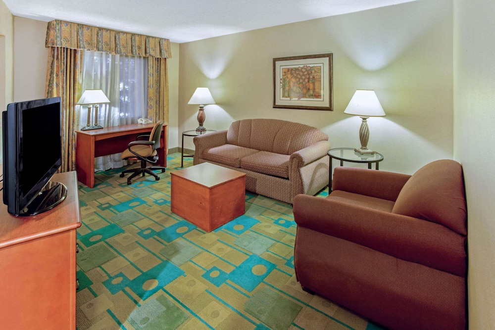 La Quinta Inn & Suites by Wyndham Appleton College Avenue 31/49