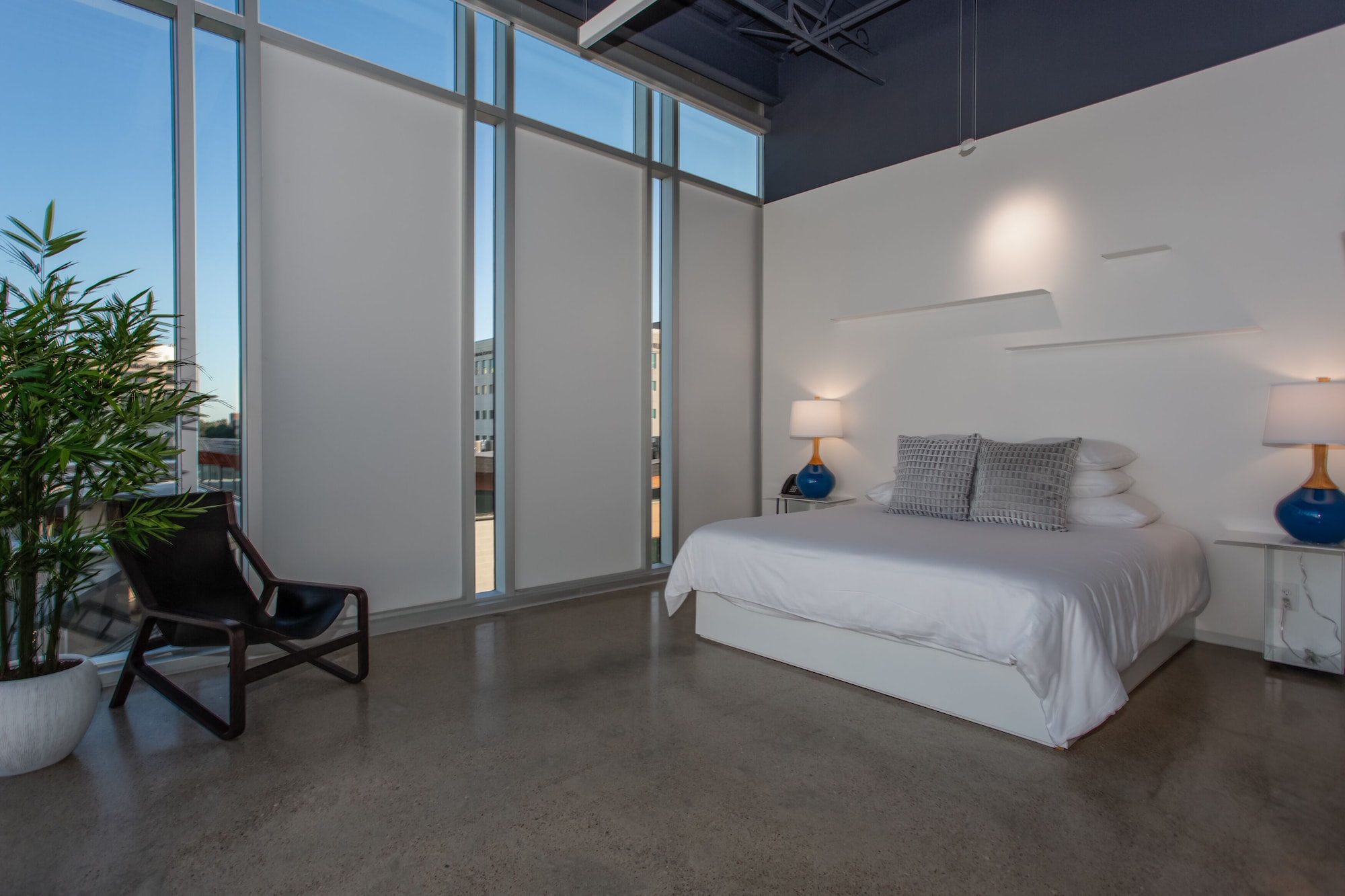 SUITE, KING BED, CORNER