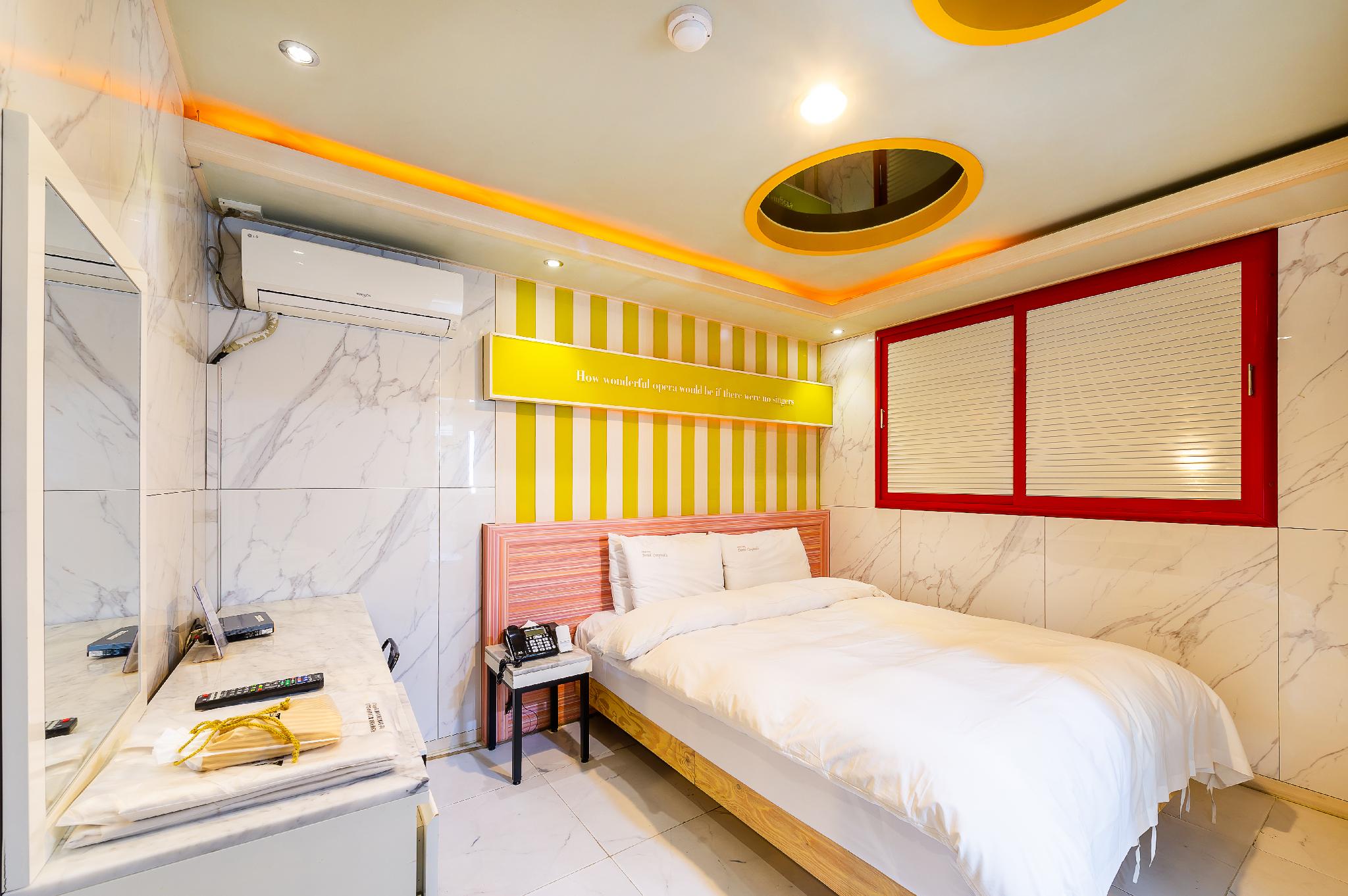 Mini, Deluxe, Double Bed