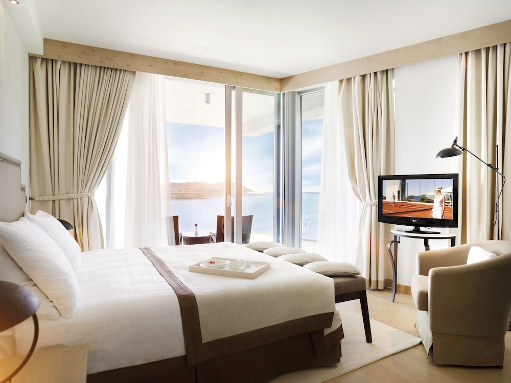 EXECUTIVE, SUITE