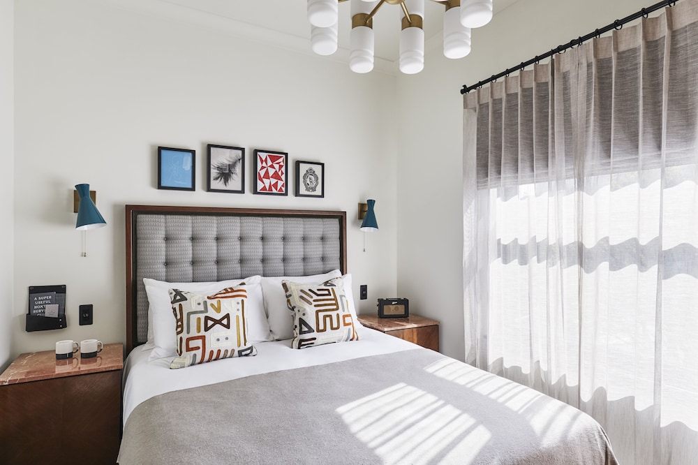 Snug, Queen Bed