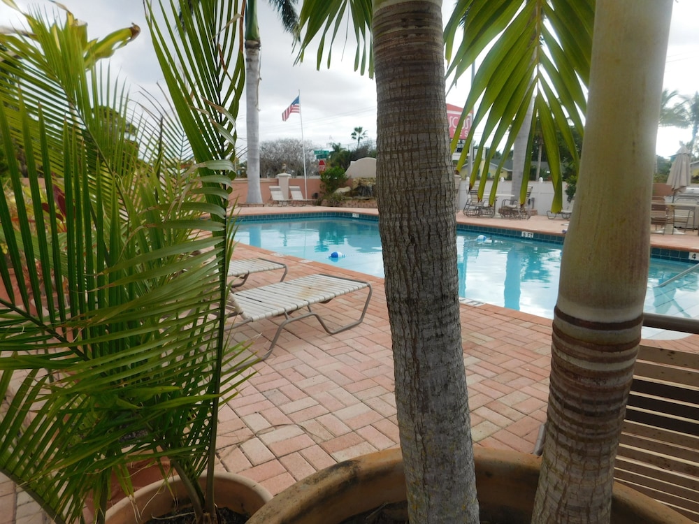 Hibiscus Suites - Gateway to Siesta Key 24/44