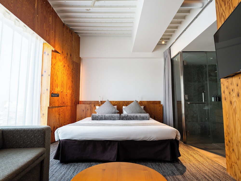 DELUXE, KING BED