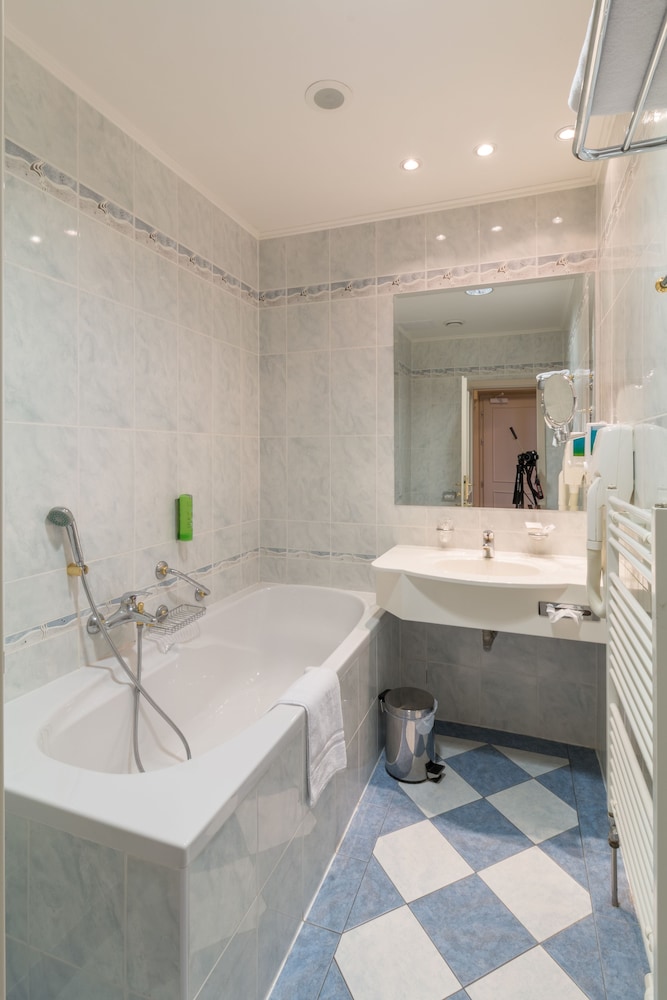 Pacific Ensana Health Spa Hotel 40/42