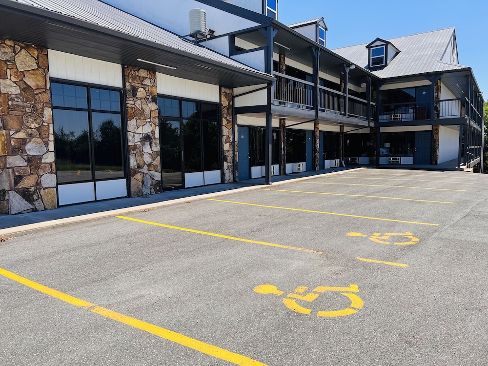 Days Inn by Wyndham Branson Ozarks 55/65