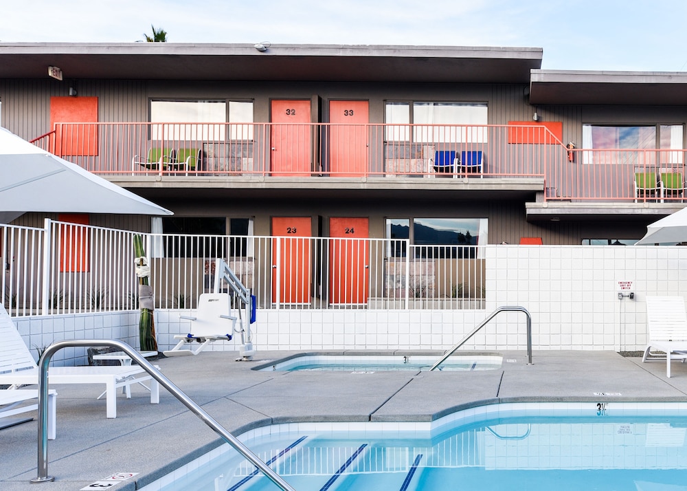 Skylark Hotel 8/70