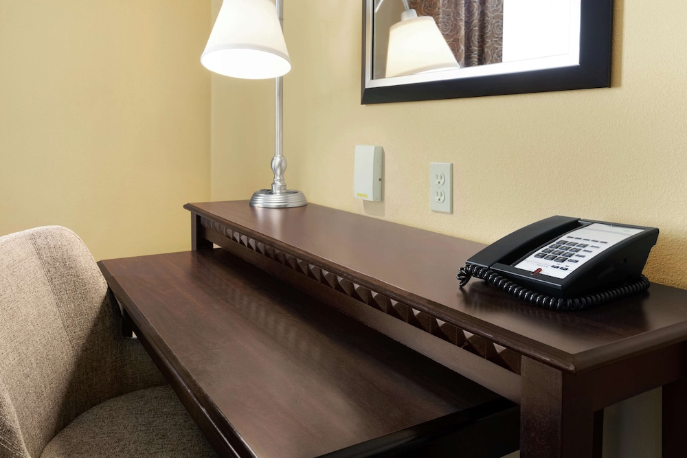 Hampton Inn Suites West Sacramento 34/62