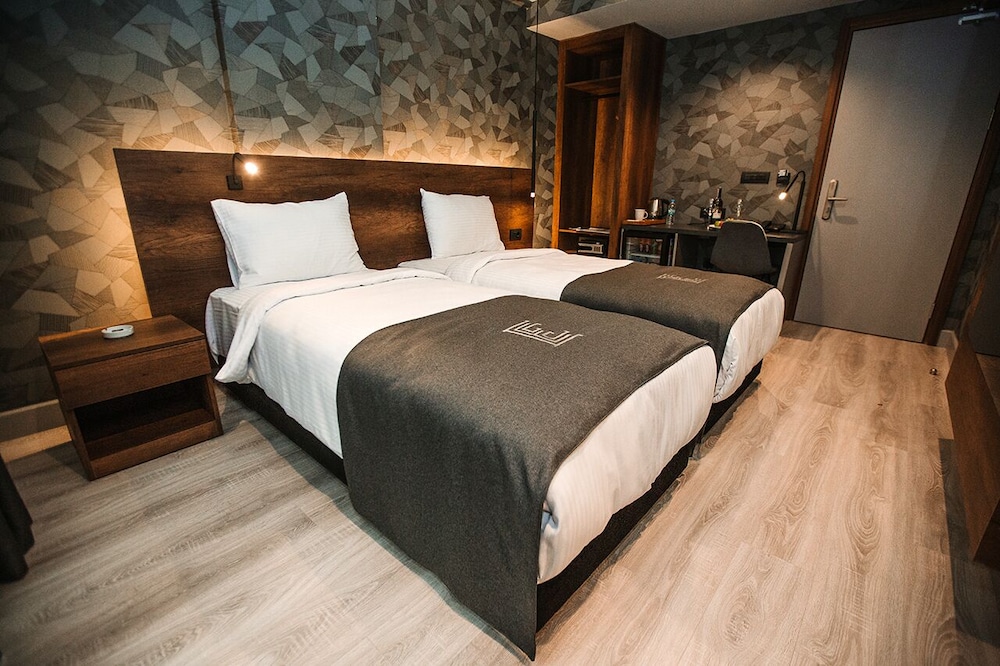 Emen S Hotel 14/48