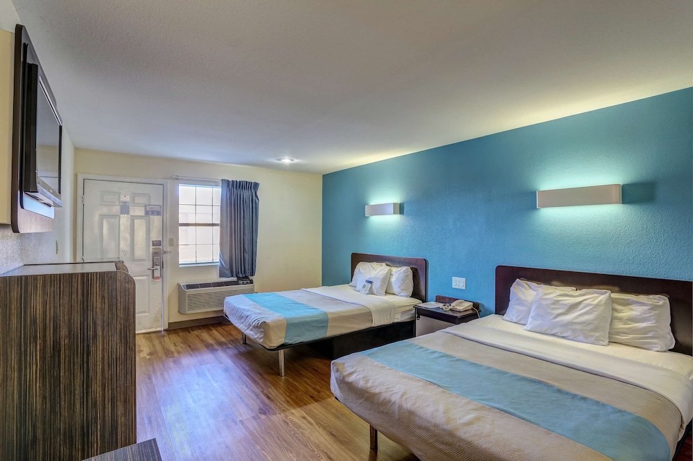 Motel6 Dickson, TN 32/59