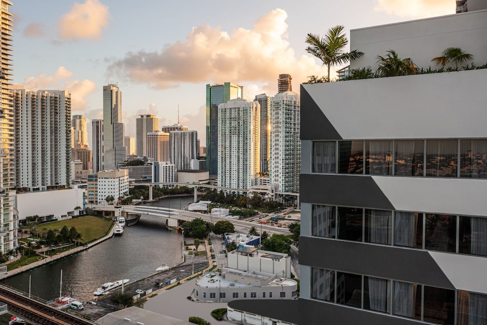 Element Miami Brickell 35/40