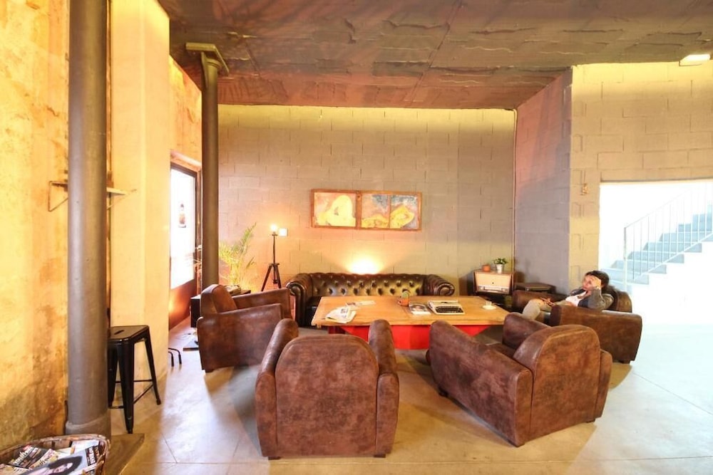 BRICK HOTEL 30/38