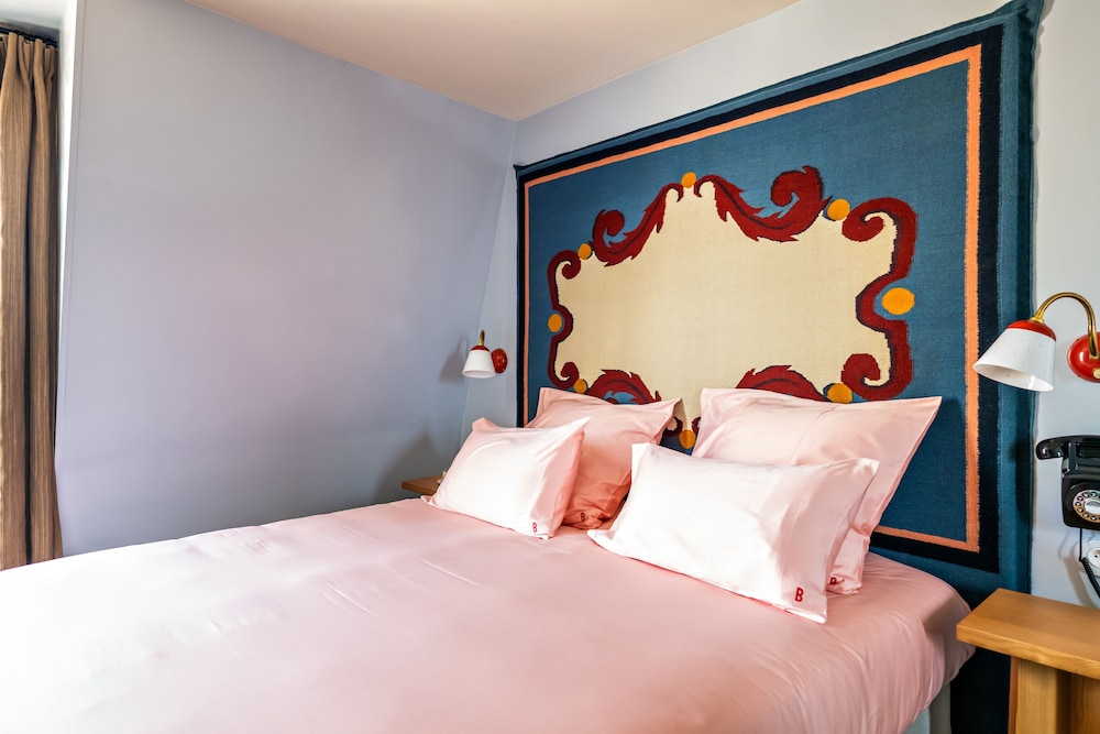 SUPERIOR, DOUBLE OR TWIN BED