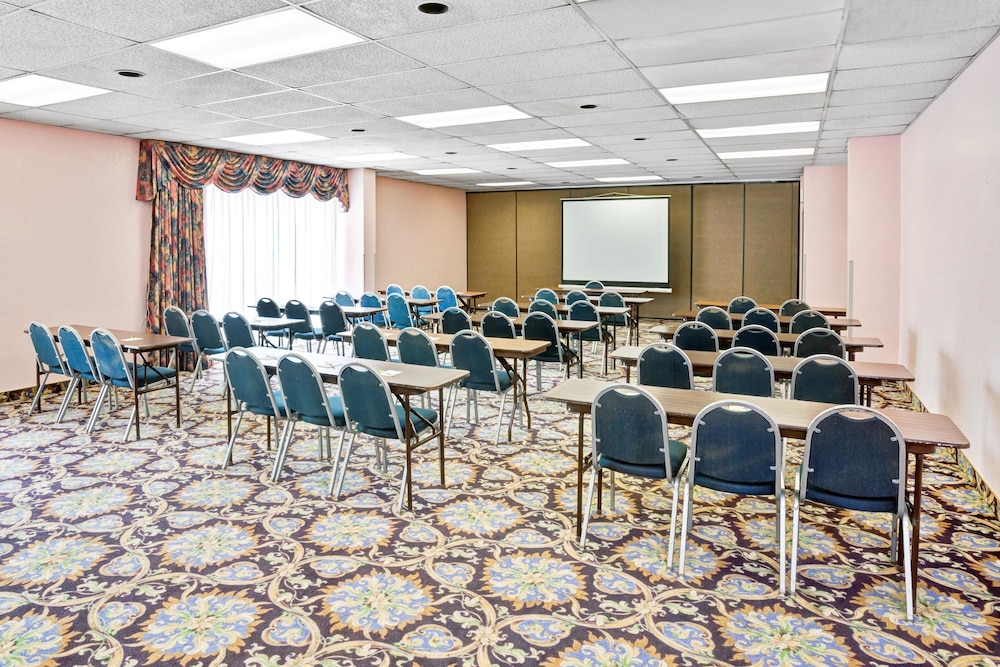 Days Inn & Suites by Wyndham Fullerton 23/26