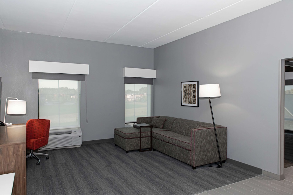 Hampton Inn and Suites Charlotte Steele Creek Road 22/35