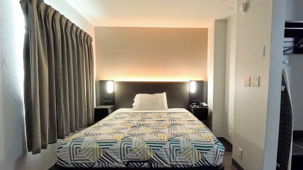 غرفة قياسية بسرير كوين بمطبخ صغير، Studio6 Brownsville, TX 3/10