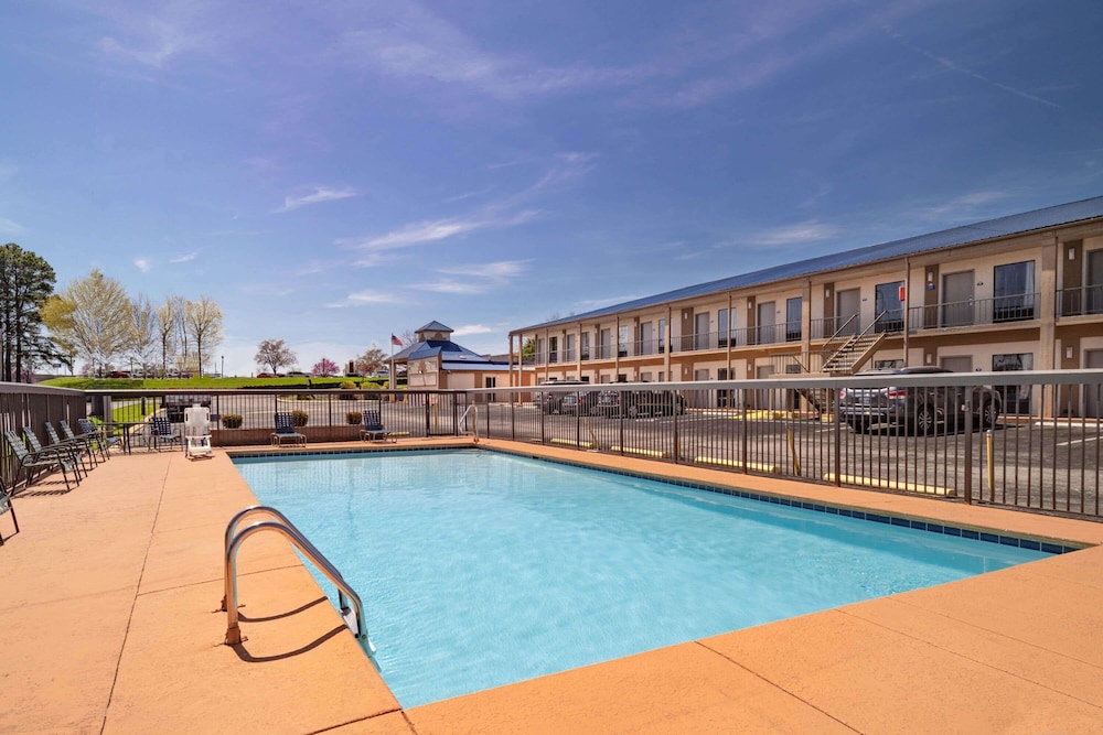 Days Inn by Wyndham Cookeville 5/24