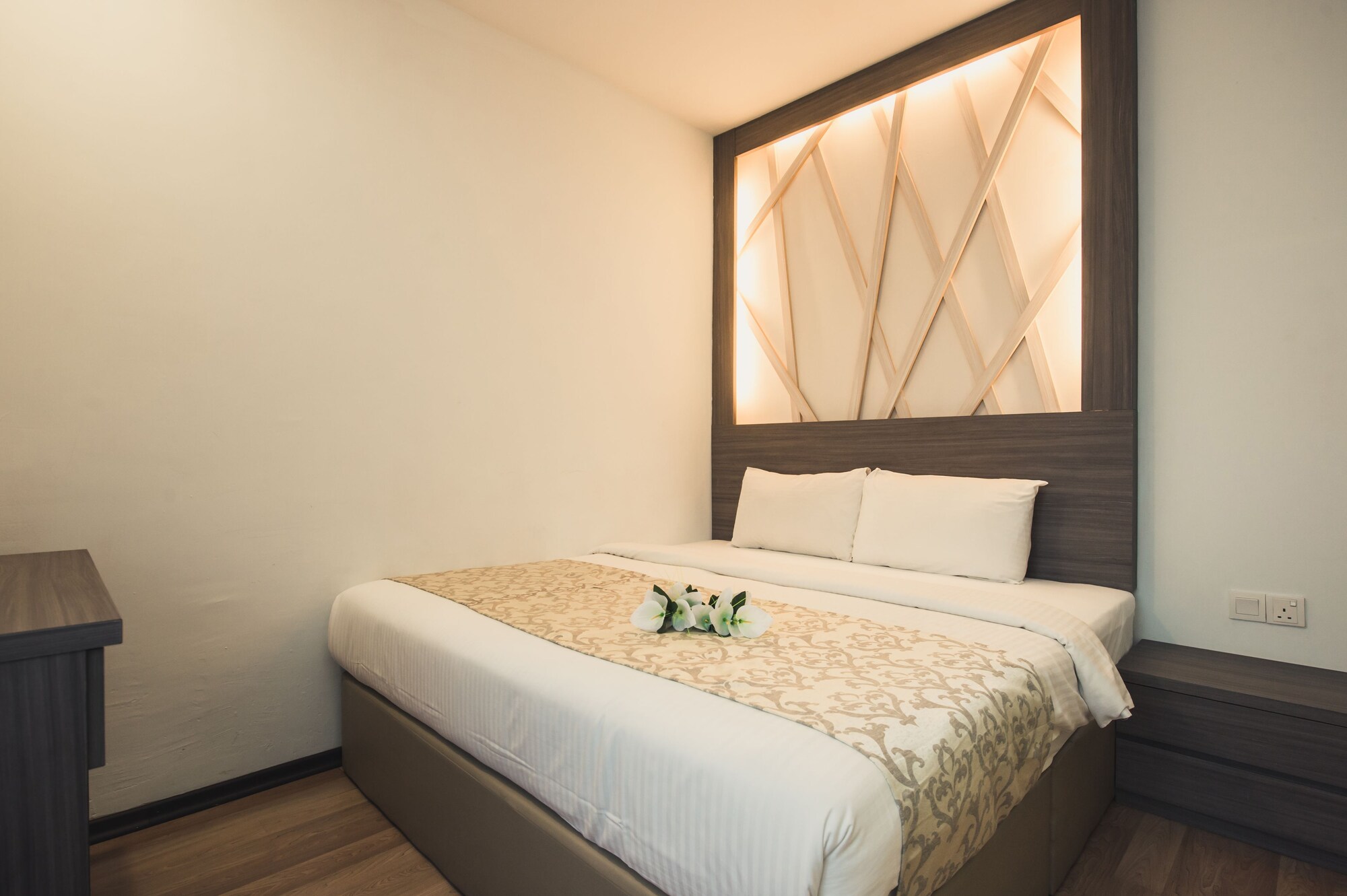 BASIC, QUEEN BED