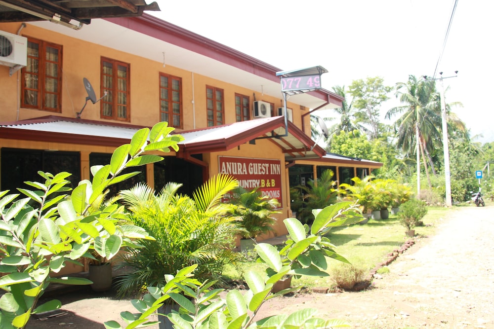 Anura Guest Inn 4/40