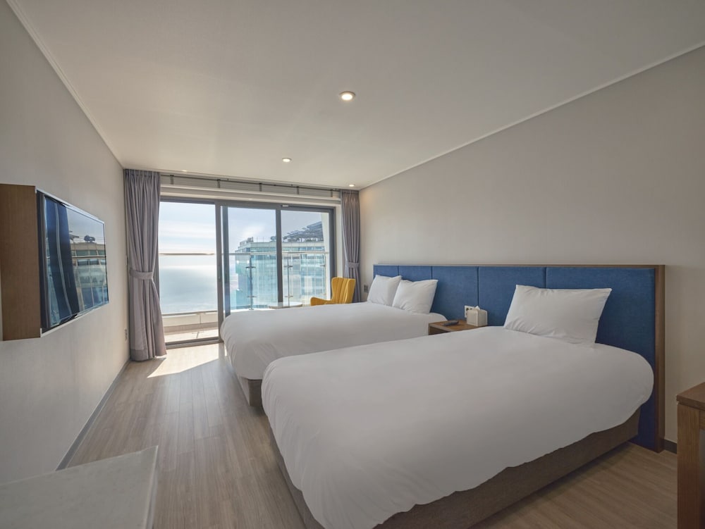 SUPERIOR, TWIN BEDS, PARTIAL OCEAN VIEW, NO PARKING