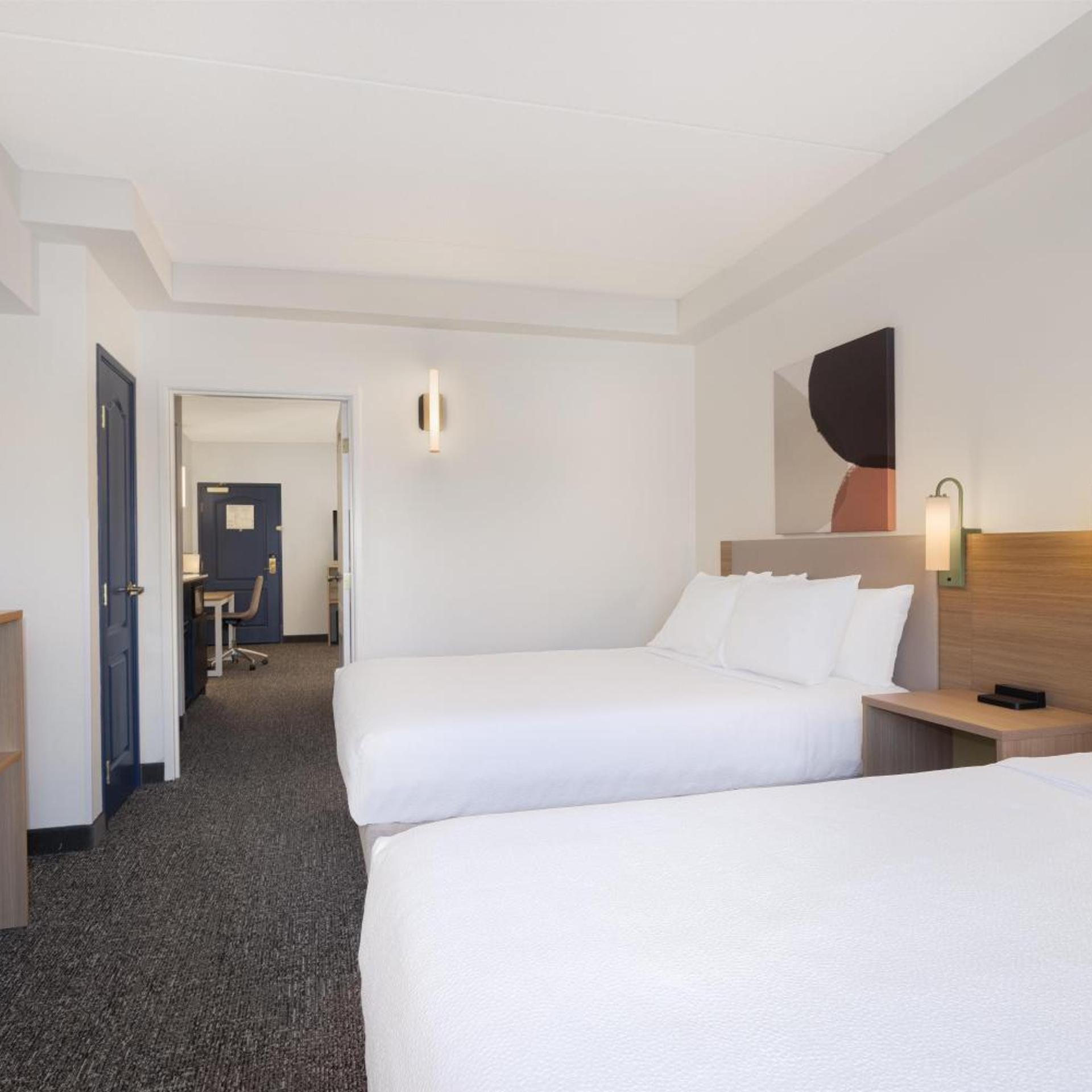 Suite, King Bed, 2 Queen Beds