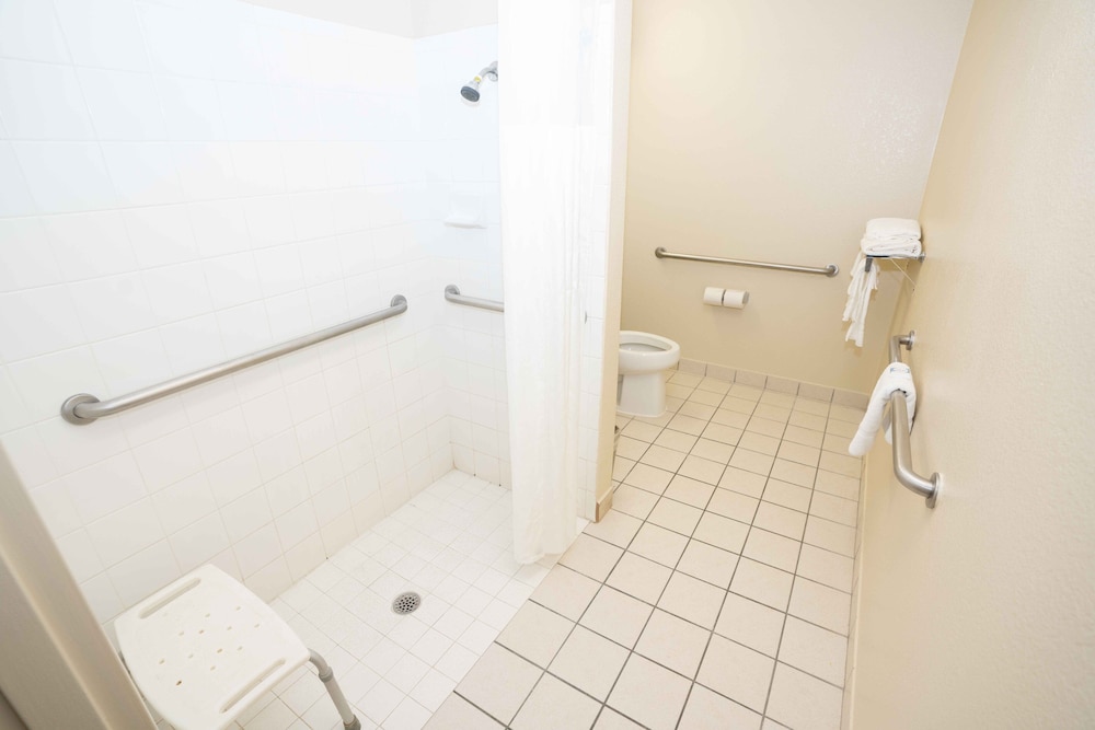 Regency Inn & Suites DFW 21/36