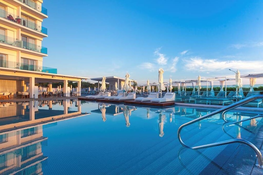 Blue Ivy Hotel And Suites 41/46